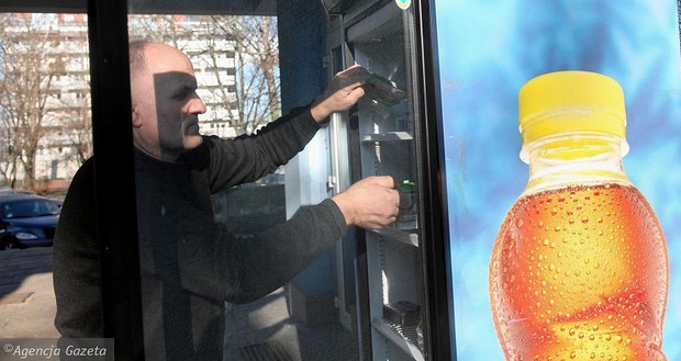 Un frigorifero in strada